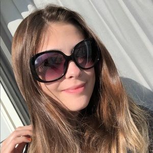 Meet your Posher, Noelle